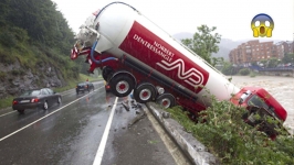 TOP 10 Idiot Truck & Car Drivers Fails - Truck Crash Compilation -  Dangerous Truck Fails !!