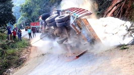 Dangerous Idiots at Work Extreme Truck & Heavy Equipment Fails Skills, Fastest Truck Driving Fails