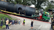 UNBELIEVABLE!!! Shaking Your Head, A Truck With A Creepy Load Sweeps Through The Sitinjau Lauik Route