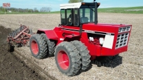 INTERNATIONAL 4386 Tractor Plowing