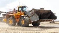 Volvo L260H and Vovlo L350H Loading Transport Vessel with Gravel | Big Loaders Big Buckets