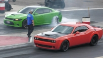 Challenger Hellcat vs Scat Pack - drag racing