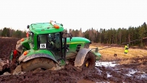 HEAVY JOHN DEERE tractor got stuck in the mud. 