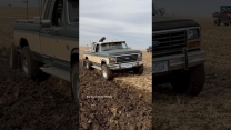 FORD F-250 Truck Plowing