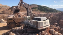 Liebherr 984 Excavator  Loading Caterpillar Dumpers On A Metal Mine