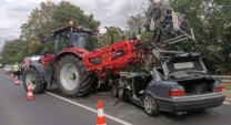 Dangerous Accident On The Road! What Is This Tractor Driver Doing!? John Deere Is Stuck In The Mud!!