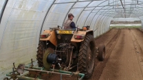 decompaction with the Valtra M130 unrolling the plastic