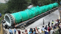 NOT A CAN CAN!! THE LONGEST LOAD TRUCK PASSES SITINJAU LAUIK, The Driver's Skill Pays Off Quickly