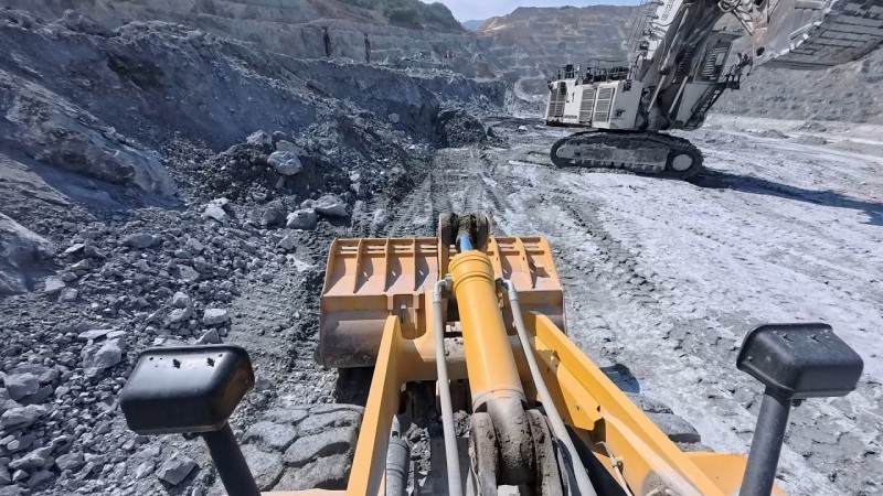 Cutting and Ground Leveling with a Komatsu WA600-8 Wheel Loader